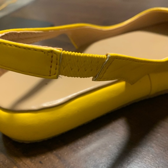 Fashionable yellow sandals - Picture 3 of 4